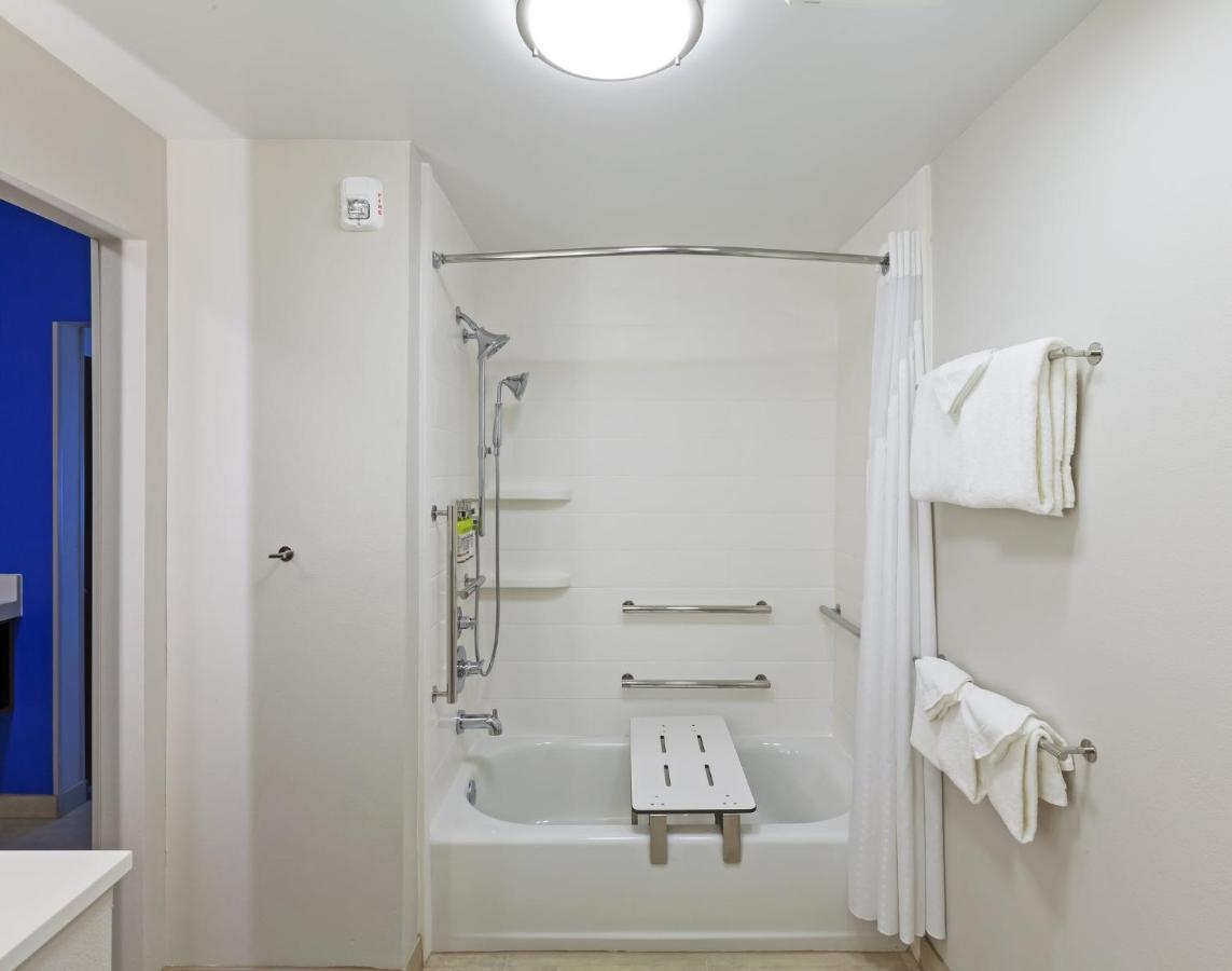 Holiday Inn Express & Suites Tulsa South - Woodland Hills By Ihg Bagian luar foto
