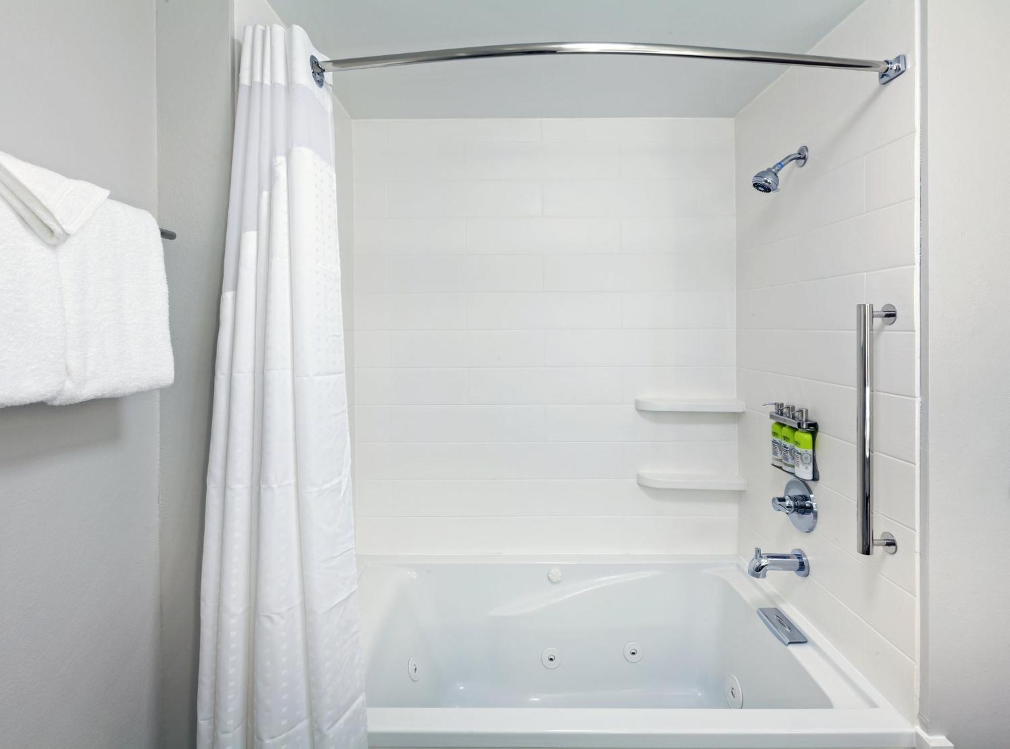 Holiday Inn Express & Suites Tulsa South - Woodland Hills By Ihg Bagian luar foto